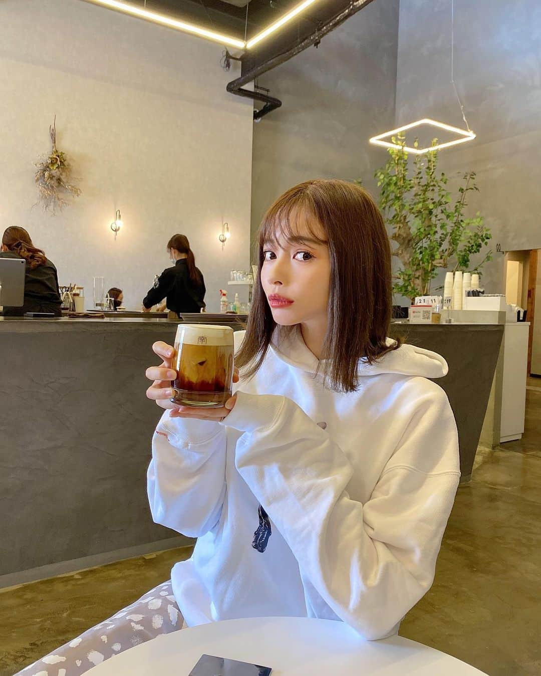 得あゆさんのインスタグラム写真 - (得あゆInstagram)「塩ラテここで飲んでから 好きになった。 @nams_cafe (去年の写真) ・ ・ ・ ・ ・ ・ ・ ・ ・ ・ ・ ・ ・ ・ ・ ・ ・ ・ ・ ・ ・ ・ ・ #冬コーデ#ホワイトコーデ#冬服#カフェ#カフェ巡り#パーカー#ロングスカート#スカート#スニーカー#ナチュラルメイク#ボブ#インスタ映え#カメラ女子#撮影#バッグ#大人可愛い#大人カジュアル#オトナ女子#スポーティー#お洒落さんと繋がりたい#韓国カフェ#韓国ファッション#white#japanesegirl#date#winterfashion#winterfashion#cafe#parker#longskirt#sneaker」1月20日 15時54分 - tokuayu819