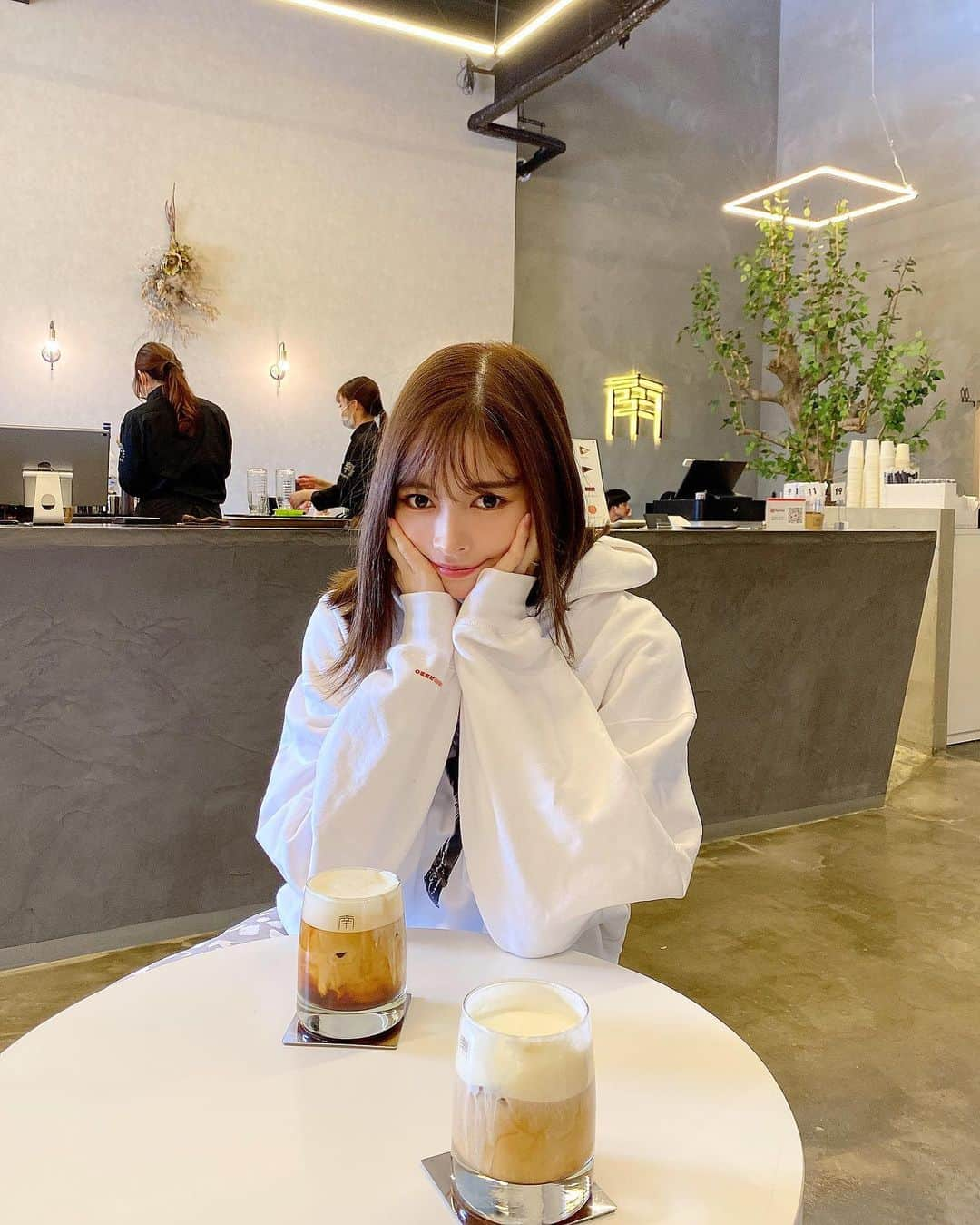 得あゆさんのインスタグラム写真 - (得あゆInstagram)「塩ラテここで飲んでから 好きになった。 @nams_cafe (去年の写真) ・ ・ ・ ・ ・ ・ ・ ・ ・ ・ ・ ・ ・ ・ ・ ・ ・ ・ ・ ・ ・ ・ ・ #冬コーデ#ホワイトコーデ#冬服#カフェ#カフェ巡り#パーカー#ロングスカート#スカート#スニーカー#ナチュラルメイク#ボブ#インスタ映え#カメラ女子#撮影#バッグ#大人可愛い#大人カジュアル#オトナ女子#スポーティー#お洒落さんと繋がりたい#韓国カフェ#韓国ファッション#white#japanesegirl#date#winterfashion#winterfashion#cafe#parker#longskirt#sneaker」1月20日 15時54分 - tokuayu819