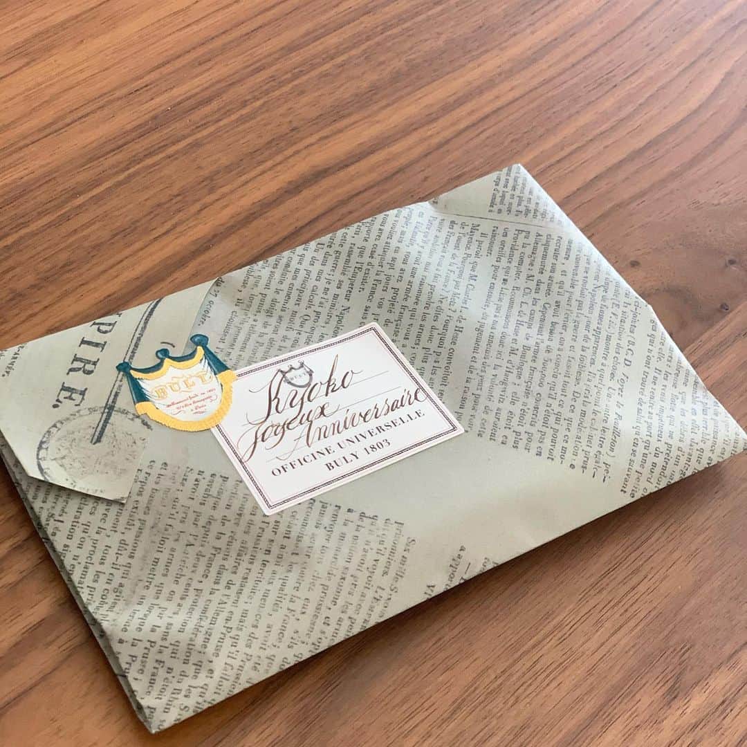 亀恭子さんのインスタグラム写真 - (亀恭子Instagram)「ボディオイルやクリームを愛用中の、お気に入りの @officine_universelle_bulyjapan   友へのgiftを買いに行って、 うっかり自分にも買いましたw  イニシャル入りのケースリップ 気分上がるなぁ❤︎  #officine_universelle_bulyjapan  #buly #ビュリー #gift」1月20日 16時06分 - kame_kyo