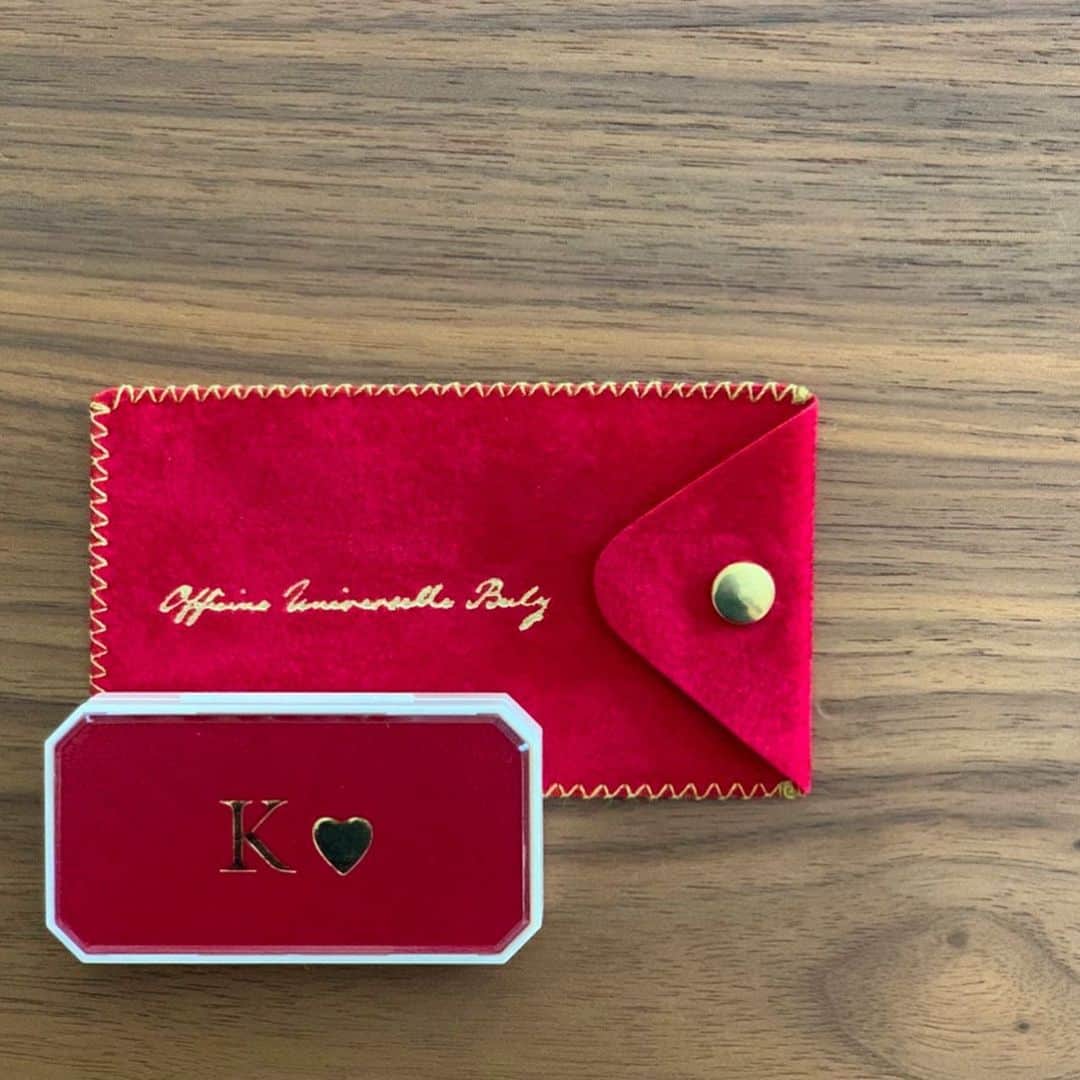 亀恭子さんのインスタグラム写真 - (亀恭子Instagram)「ボディオイルやクリームを愛用中の、お気に入りの @officine_universelle_bulyjapan   友へのgiftを買いに行って、 うっかり自分にも買いましたw  イニシャル入りのケースリップ 気分上がるなぁ❤︎  #officine_universelle_bulyjapan  #buly #ビュリー #gift」1月20日 16時06分 - kame_kyo