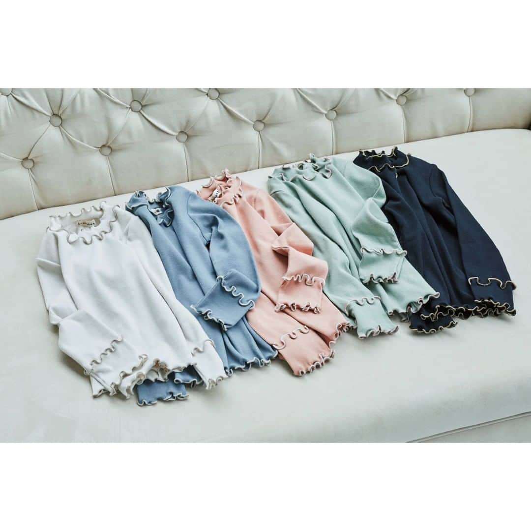 のインスタグラム：「branshes new item 【配色メロウテレコTシャツ】 配色を効かせたメロウがポイントとなったテレコTシャツ♡ インナーとしてだけでなく、1枚着としても存在感があり幅広いコーディネートに使っていただけます♪  ▷12-1105-082 配色メロウテレコTシャツ 税込　2,090円  #branshes #ブランシェス #キッズ #kids #kidsfashion #子ども服 #子ども #テレコts #メロウトップス #girlsoutfit #配色テレコts #女の子コーデ」
