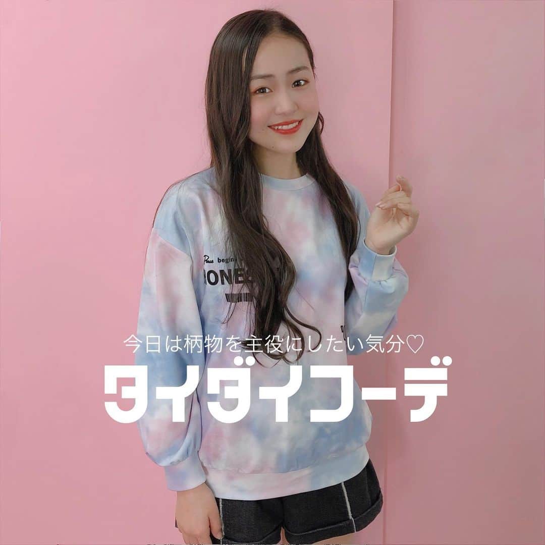 のインスタグラム：「【ピンクラテTV #コーデ記録 👗】  #ユナ 💙( @0024yuna )のコーデ🩰🤍  タイダイ柄が主役のコーデ🌱 タイダイのトップスにショートパンツを合わせることでクールな印象になるよ💫  - 👚 タイダイトップス ¥3,190(税込)  👖 リングキーホルダー付ショートパンツ ¥3,850(税込)→¥1,925(税込)50%OFF ー﻿ #コーディネート #冬コーデ #ootd #コーデ #コーデ紹介 -﻿ #PLTV #PINKlatteTV #ピンクラテTV﻿ #ピンクラテWEBモデル #ピンクラテ #ぴてぃーず ﻿ #花田姫佳 #石山えこ #菅井純愛 #松本優菜 #犬飼恋彩﻿ #JCモデル #youtuber」