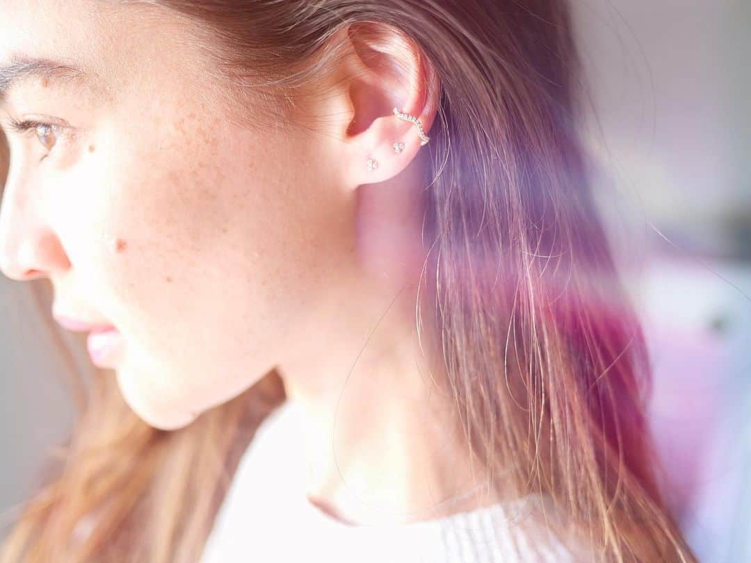 アン・カーティスのインスタグラム：「@sarahandsebastian ear candy ✨」