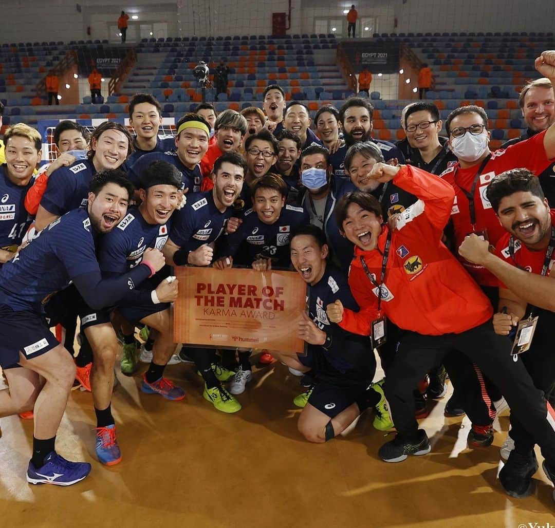 のインスタグラム：「. 2021世界選手権エジプト🇪🇬  予選ラウンド vs Croatia 29-29△ vs Qatar 30-28× vs Angola 30-29○  24年ぶりにメインラウンド進出決めました❗️  毎試合夜遅くまで応援ありがとうございます❗️ 沢山の応援メッセージすごい力になってます❗️☺️  引き続きメインラウンドでもチームに貢献します😤  #彗星japan  #世界選手権 #Egypt2021 #ハンドボール #handball #oneteam #おっちょこちょい雄斗さん #いつも可愛いおかすぎ(杉岡) #ナザール杉岡 #mom #仁さん #日大魂 #🥚 #wmtpp #しんのそきー #しんのすけの首元はいつも僕が剃ってあげてます」