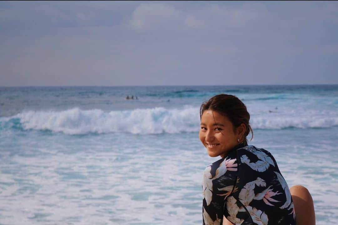 松田詩野さんのインスタグラム写真 - (松田詩野Instagram)「New wetsuit🖤🌺 @billabongwomensjp @billabongwomens   #yusurfboards #aerotech  #surfing #surfergirl #waves」1月20日 16時21分 - shinomatsuda