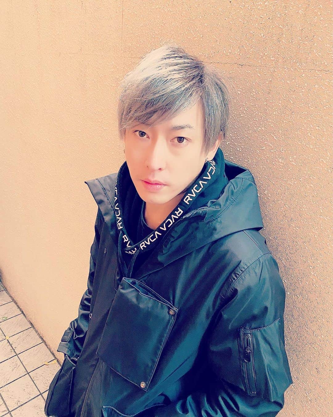 山口賢人のインスタグラム：「髪の毛が  銀色になりました  ひろき君、いつも有難うございます！  Hair made by  @hiroki____watanabe」