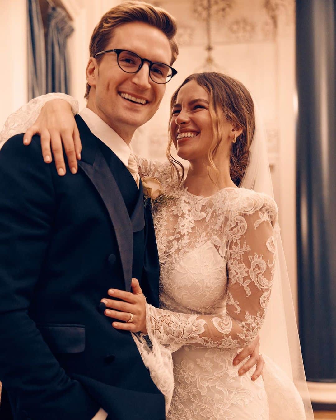 Pronoviasさんのインスタグラム写真 - (PronoviasInstagram)「Congratulations to @emmalouiseconnolly and @proudlock on their wedding. #LoveConquersAll @emmalouiseconnolly wore the Sigourney dress from #AtelierPronovias customized especially for the big day by @alessandrarinaudo,  Chief Artistic Director. Requiring over 500 hours of work, featuring an oversized back bow that falls into an extra long train. Crafted from the same lace as the dress, it resulted in a unique, high-fashion bridal look for Emma Louise on her big day.」1月20日 16時29分 - pronovias