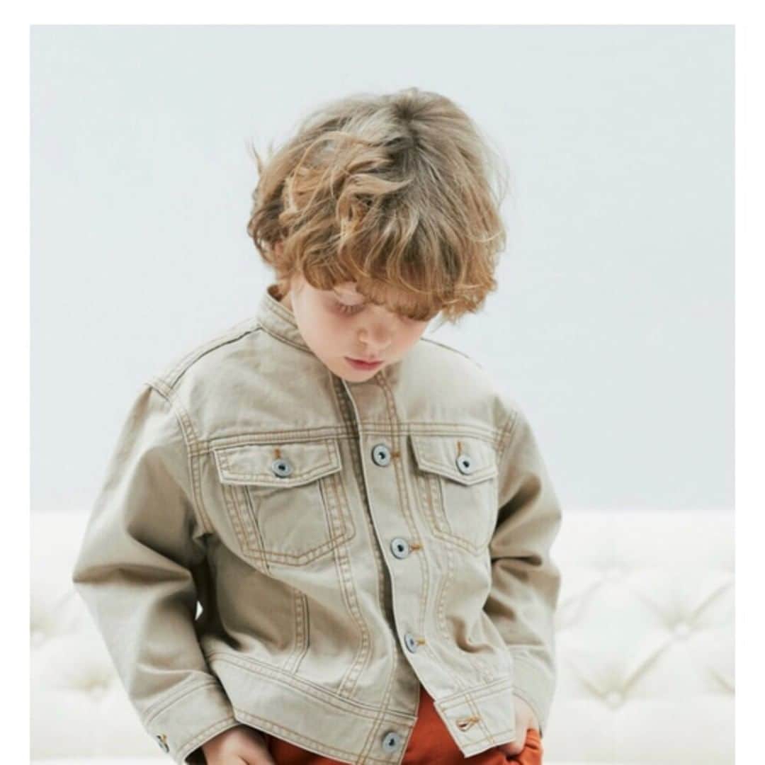 のインスタグラム：「branshes new item 【バンドカラージャケット】 バンドカラーデザインがポイントのジャケットは同じ素材のロングパンツとセットアップでの着用がおすすめ🌟 ブリーチ加工を施したデニムとバイオ加工を施したツイル生地の2色展開♪  ▷11-1101-363 バンドカラージャケット 税込　4,290円  ▷11-1132-359 ガーデナーテーパードパンツ 税込　2,640円  #branshes #ブランシェス #キッズ #kids #kidsfashion #子ども服 #子ども #バンドカラージャケット #ジャケット #テーパードパンツ #男の子コーデ #boysoutfit」