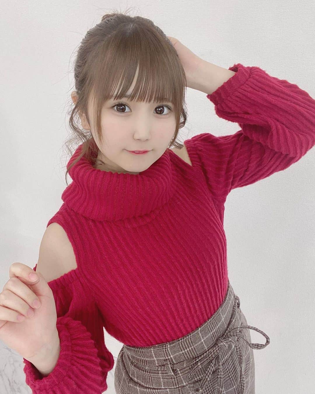 星川優夢のインスタグラム：「お団子 めずらしすぎて 似合ってるか不安　🙂　 . . . . . #instagood #japanesegirl #idol #fashion #winterfashion #followｍe #makeup #ファッション #セーター #冬コーデ #生脚 #ヘアアレンジ #お団子ヘア #アイドル #メイクアップ #ナチュラルメイク #フォローミー」