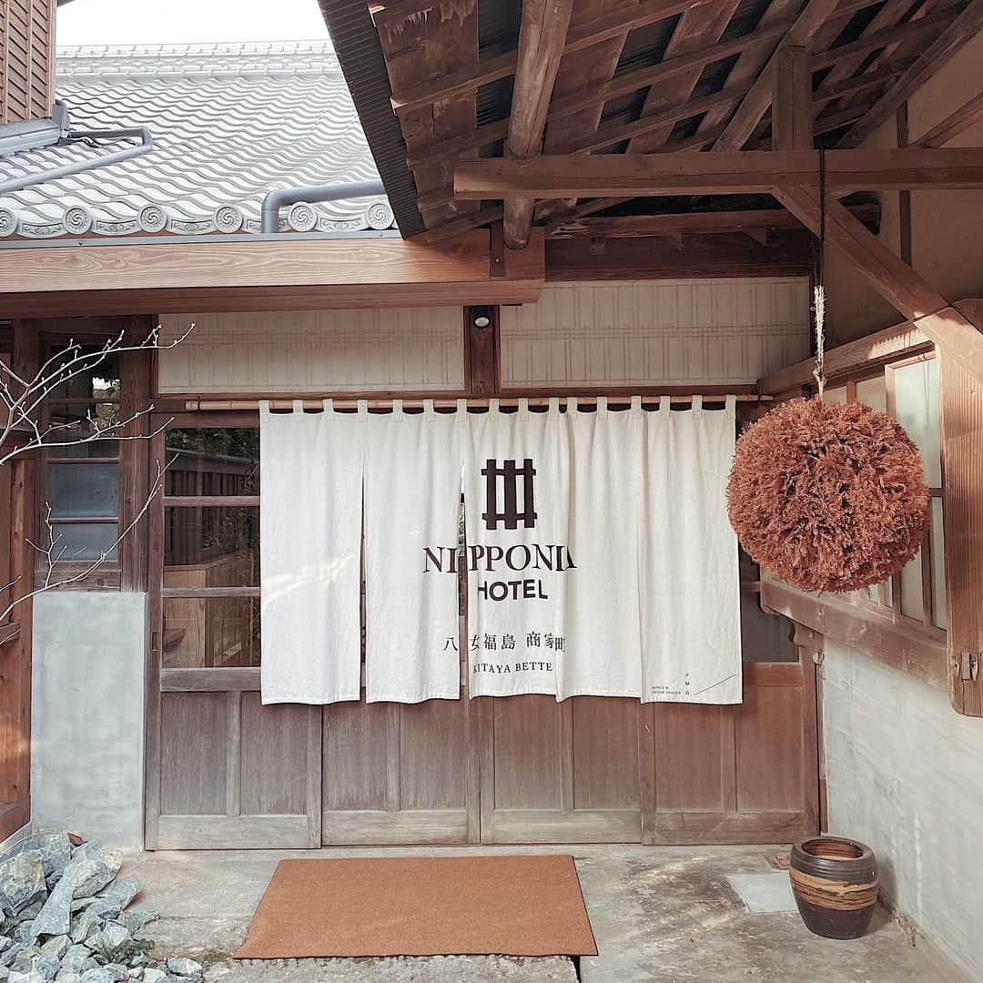 のインスタグラム：「.⁣ ⁣ 八女 @nipponia_yamefukushima  ⁣ ⁣ saki⁣ と kana と 新年会を兼ねた小旅行⛰⁣ ⁣ ⁣ 昨年から計画してたけど⁣ 緊急事態宣言が出る前に⁣ 無事行けて良かった😶🤍⁣ ⁣ ⁣ ⁣ 前に旦那さんと行った  大宰府の系列ホテル🌱 ⁣ 似てるけどまた違った雰囲気で⁣ 素敵なホテルでした☺️⁣ ⁣ ⁣ ディナーは八女や福岡の食材たっぷりの⁣ 創作フレンチで とっても美味しかったです🥂⁣ ⁣ ⁣ ⁣ ⁣ ⁣ ⁣ ⁣ --------------------⁣ ⁣ ⁣ #過去pic #八女 #八女ホテル #nipponia #hotel #福岡 #古民家ホテル #酒蔵 #タビジョ #goto #八女福島  #gotoトラベル #福岡ホテル #妊娠9ヶ月 #ニッポニアホテル #fukuoka #love #写真好きな人と繋がりたい  #l4l #福岡グルメ #小旅行 #japanesehotel #旅 #fukuoka #フレンチ #古民家好き #旅好きな人と繋がりたい #ネイリスト #travel #fukuokatravel」
