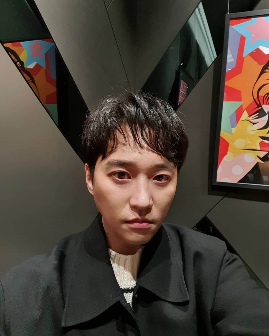 ホ・ジョンミンのインスタグラム：「오래간만에 세상 나들이 #간이역 언론시사회 아침부터 분칠하고 꽃단장 했지만 마스크를 벗지 못했다는....집으로 돌아와 분 지우는데 어찌나 아깝던지...망할 코로나....사진 출처 osen」