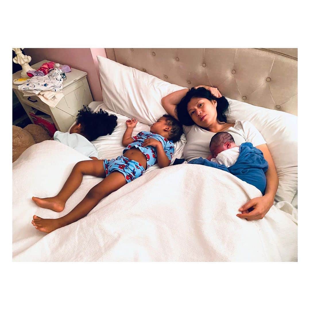 中鉢明子さんのインスタグラム写真 - (中鉢明子Instagram)「HOME BIRTH/ ALL NATURAL/ Our son arrived Early January 19 2021 / 9lbs 4oz (4196g) One hour and half labor  妊娠41週と2日。昨日2021年 1月19日早朝、4196gの男の子を自宅で出産しました。とにかくこの上ない自然分娩でした🤣　家で掃除をしている時に始まり陣痛の最高潮の時に息子がわたしの背中の上に乗ってました。子どもたちはいつもどおりマミーマミーと家の中を楽しそうに走り周り本当にそんな日常の中で三番目は産まれて来た感じです。産婆さんは間に合わないと思いましたが最後の最後に登場してまもなく赤ちゃん出てきました。分娩時間は1時間半。その短い時間に全てが詰まってました。やはり3人目だろうと時間が短くなろうと出産は凄まじい経験ですね。3人目の出産となると急に陣痛が来たら子どもたちはどうしようか、病院で産んで二晩(アメリカは二晩泊まって帰宅)も泊まってられない。それなら家で産もうよ。と本当に出産直前にそれが理由で決めたことだったのですが、実際は子どもたちが赤ちゃんが出てくる瞬間を見ることができて本当によかったです。私たちの普段の生活の中で誕生し、朝起きてもみんな一緒に過ごせて、自宅出産は思った以上に夢がありました。胎盤はみんなで記念に食べました。長生きできそうな気がします(笑) 今回はのんびりとは行かないけど、わーわー喧騒の中で産後の育児楽しみます。どうぞよろしくです！！#自宅出産 #第三子 #海外出産 #ニューヨーク #自然分娩 #家族 #homebirth #naturalbirth #family #teamwork #parenting #newyork #胎盤は食べました。」1月20日 16時58分 - akiko_harlem