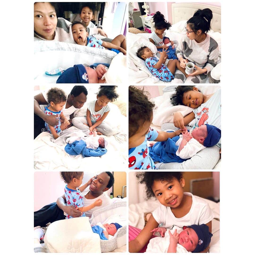 中鉢明子さんのインスタグラム写真 - (中鉢明子Instagram)「HOME BIRTH/ ALL NATURAL/ Our son arrived Early January 19 2021 / 9lbs 4oz (4196g) One hour and half labor  妊娠41週と2日。昨日2021年 1月19日早朝、4196gの男の子を自宅で出産しました。とにかくこの上ない自然分娩でした🤣　家で掃除をしている時に始まり陣痛の最高潮の時に息子がわたしの背中の上に乗ってました。子どもたちはいつもどおりマミーマミーと家の中を楽しそうに走り周り本当にそんな日常の中で三番目は産まれて来た感じです。産婆さんは間に合わないと思いましたが最後の最後に登場してまもなく赤ちゃん出てきました。分娩時間は1時間半。その短い時間に全てが詰まってました。やはり3人目だろうと時間が短くなろうと出産は凄まじい経験ですね。3人目の出産となると急に陣痛が来たら子どもたちはどうしようか、病院で産んで二晩(アメリカは二晩泊まって帰宅)も泊まってられない。それなら家で産もうよ。と本当に出産直前にそれが理由で決めたことだったのですが、実際は子どもたちが赤ちゃんが出てくる瞬間を見ることができて本当によかったです。私たちの普段の生活の中で誕生し、朝起きてもみんな一緒に過ごせて、自宅出産は思った以上に夢がありました。胎盤はみんなで記念に食べました。長生きできそうな気がします(笑) 今回はのんびりとは行かないけど、わーわー喧騒の中で産後の育児楽しみます。どうぞよろしくです！！#自宅出産 #第三子 #海外出産 #ニューヨーク #自然分娩 #家族 #homebirth #naturalbirth #family #teamwork #parenting #newyork #胎盤は食べました。」1月20日 16時58分 - akiko_harlem