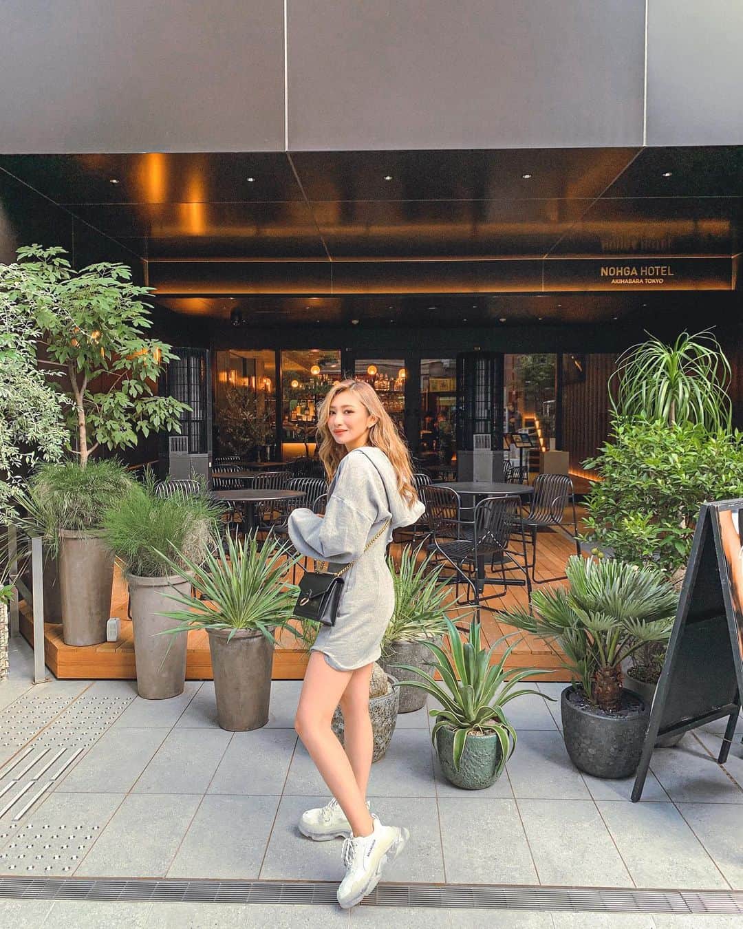 新井ニーニャのインスタグラム：「.  おうち時間が続いてますね🥱  最近はとにかく、お仕事っお仕事っ❗️ って感じな日々ですが また人出が足りなくなってきて ちょっとしたお仕事がポコポコ出てきてます🤔  オンラインサロンメンバーに共有しながら うまく回して行けたらいいなぁと思って ワクワクが止まりません🤤❣️  コロナで『あぁっやばい！』ってことは 正直沢山たくさんあって フォロワーさん沢山いる身として メンタル落ち込んでるのとかは ストーリーにあげられないし🥺 グッと抑えてきましたが  これからはサロンメンバーに 吐き出して助けてもらいたいなって 思っています。(←え？😃お前が？😃 ってツッコミたい気持ちわかります)  ああ〜はやく夫婦デートがしたい👩‍❤️‍👨 去年のデートの時の写真を載せておきます👫💞  #近況報告 #夫婦デートがしたい」