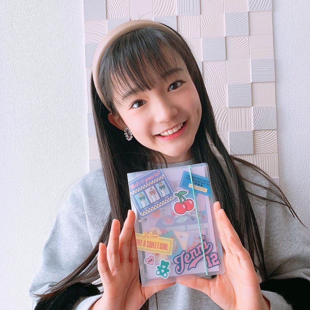 ニコ☆プチのインスタグラム：「サナのふろくの使い方😋 みんなも今年の目標書き込んでみて🙌🏻  ジェニィラブのスケジュール帳とシール💗 持ち歩きもしやすくて  バインダー式だから、みんなもいろいろアレンジして自分だけのスケジュール帳にしてみてね📒✨ 私も今年の目標を書いたりしたい💜何にしようかなぁ🤔  #ニコプチ #ニコプチふろく #プチモのふろくの使い方  #ニコプチふろくのある生活  #ジェニィラブ #jennilove #ふろく #石原咲奈」