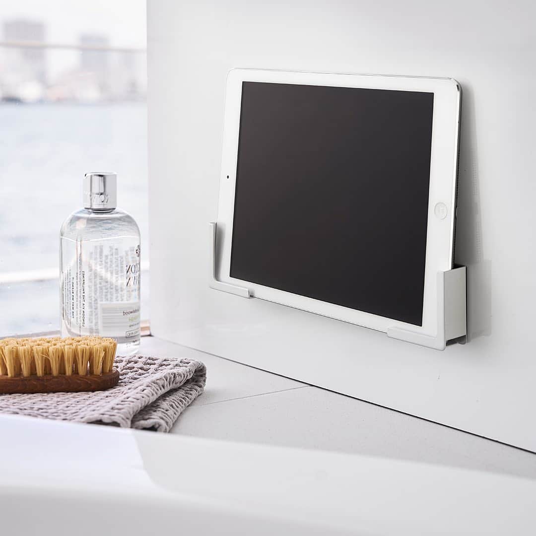 yamazaki_japanさんのインスタグラム写真 - (yamazaki_japanInstagram)「バスタイムをゆっくり快適に「マグネットバスルームタブレットホルダー タワー」のご紹介です。 . スマートフォンを壁面に固定できる2個組のホルダー。 マグネットで浴室壁面に簡単に設置できます。 2個組になっているため、お持ちのスマートフォンのサイズに合わせてぴったりとフィット。 もちろんタブレットPCにもご使用いただけます。 . ■size :約W5×D2.5×H5cm(１つあたり) ■耐荷重：約1kg . --------------------------------- 山崎実業のコラムサイト「Simple Life Lab.」も運営中◎ 暮らしのアイデアや、漫画ヤマクマちゃんなど様々なコンテンツが掲載されています。 是非ご覧ください。 https://www.yamajitsu.co.jp/lab/ --------------------------------- . #home#tower#バスルーム#スマートフォン#スマートフォン収納#タブレットPC#タブレットPC収納#バスルーム収納#半身浴#マグネット#マグネット収納#整頓#整理収納#暮らし#丁寧な暮らし#シンプルライフ#おうち#収納#シンプル#モダン#便利#おしゃれ #雑貨 #yamazaki #山崎実業」1月20日 16時59分 - yamazaki.home.channel