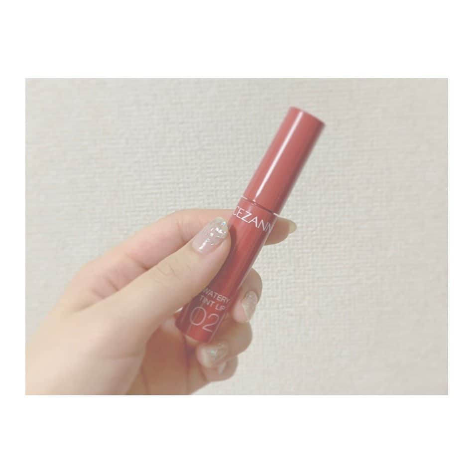 宮崎梨緒のインスタグラム：「💄💄💄 * 明日発売の #ウォータリーティントリップ  600円で安いし色も可愛い！ ティッシュオフしても結構残ってた◎ *  #セザンヌ #cezanne  #プチプラ #プチプラコスメ #新作コスメ  #ティントリップ #リップ大好き」