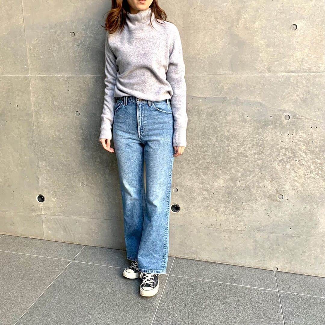 Moname Official Instagramのインスタグラム：「. ほんのり広がっているブーツカット。 あまり広がりすぎていないので、 初めての方には挑戦しやすいシルエットです😊  Boots Cut No.41103307 Color. LBL ¥16,000 +tax . #moname #モナーム# #denim #fashion #ootd #good#おしゃれ #おしゃれ女子 #パンツ #カジュアルコーデ #シンプルコーデ #着回しコーデ #今日のコーデ#パンツスタイル#着画 #ラフコーデ #ブーツカット #秋冬コーデ #着回し #大人女子#らくちんコーデ#ブルーデニム#美脚#ストレッチデニム #大人カジュアル#秋服#シャツコーデ#黒ニット」