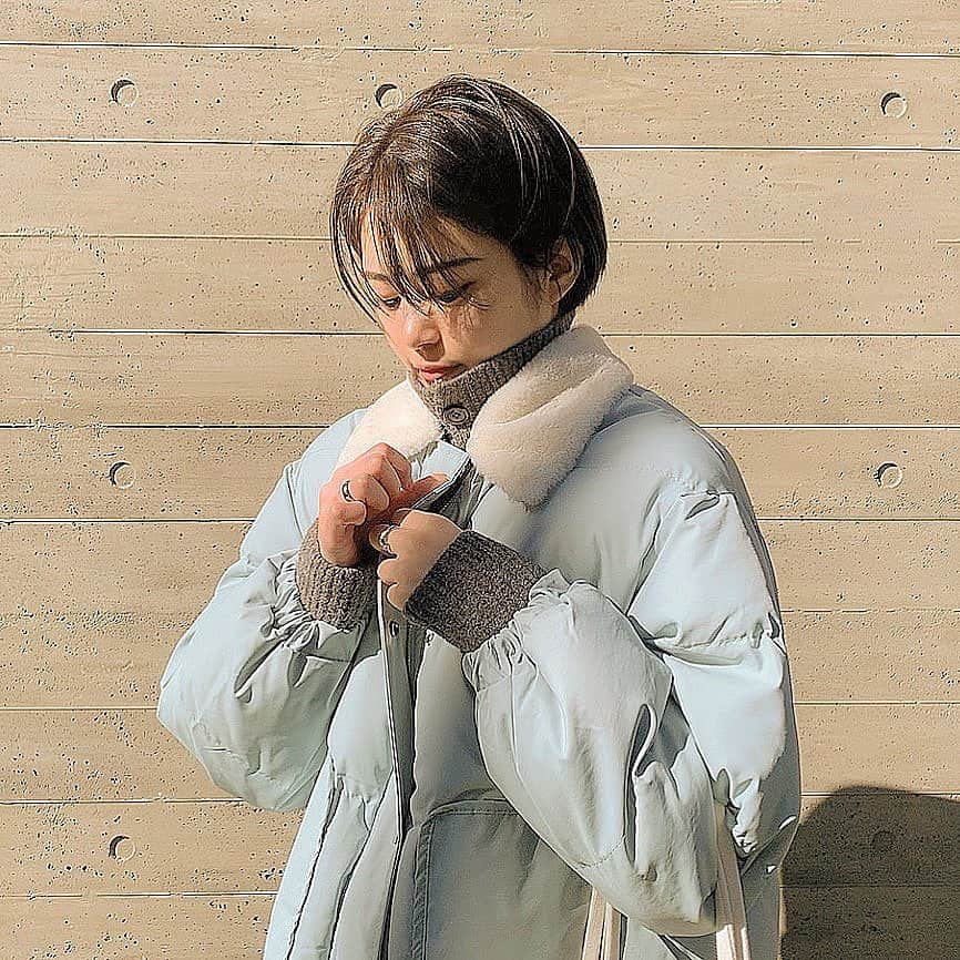 前田亜美のインスタグラム：「. . 寒すぎますね…( •︠ˍ•︡ ). . . 新しいダウンを着てスーパー行きました𓂃𓈒𓏸. . 最近マスクで顔を隠してばっかりなので…. たまには素顔！と思ったけど光で飛びまくり🌿笑. .  今日の夜は何食べよーかなぁ。. . .」