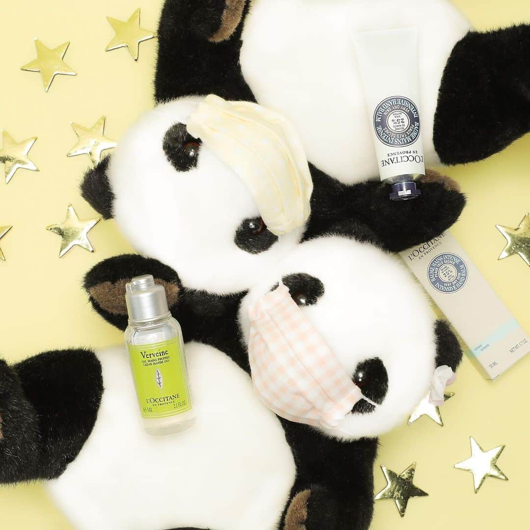 のインスタグラム：「ロクシタンのアイテムでいつでもキレイな手を保とう🐼✨ すっきり爽やかなヴァーベナの香りの「ハンドジェル」は手が洗えない外出先でも、さっぱりとフレッシュに🎵 保湿成分配合だから、手肌をなめらかに整えてくれる優秀アイテムだよ😊👌 合わせて「ハンドバーム」を使えば、手ごわい乾燥手肌もうるおいが続くよ😍💕 乾燥が気になる時には、パック使いもおすすめ❗️厚めに塗ってしばらく置くと、しっとり手肌に🤗  Keep your hands clean with this hand gel from L’OCCITANE🐼✨ The fresh verbena fragrance hand gel keeps your hands clean when you are outside♫ The hand gel contains moisturizing ingredients to keep your hands smooth and nice😊👌 Also, if you use it together with their hand balm, your skin stays smooth even longer😍💕 I recommend using their hand mask during the dryer seasons❗️ Apply a thick layer and leave it for a while to get well-moisturized hands🤗  L'Occitane（歐舒丹）的產品總是可以讓雙手保持美美滴🐼✨ 清爽的馬鞭草香味的「手部凝膠」是即使在不方便洗手的外面，也能保持清新的感覺🎵 因為含有保濕成分，所以是使雙手光滑滋潤的產品喲😊👌 配合護手霜一起使用的話，即使是難以對付地乾燥肌膚也是可以修復的😍💕 如果太乾燥的時候，袋子裝也非常推薦❗️厚厚地塗一層，放置一會就可以滋潤雙手了🤗  #上野 #アトレ上野 #アトレ #atre #atreueno #パンダ #上野パンダ #上野散策 #熊猫 #東京観光 #PANDA #🐼 #ueno #tokyotour #ぬい撮り #loccitane #ロクシタン #ハンドジェル #アルコールジェル #アルコール消毒 #除菌グッズ #ハンドクリーム #乾燥クリーム #乾燥肌ケア #乾燥対策 #ロクシタンハンドクリーム #handgel #handsanitizer #handbalm」