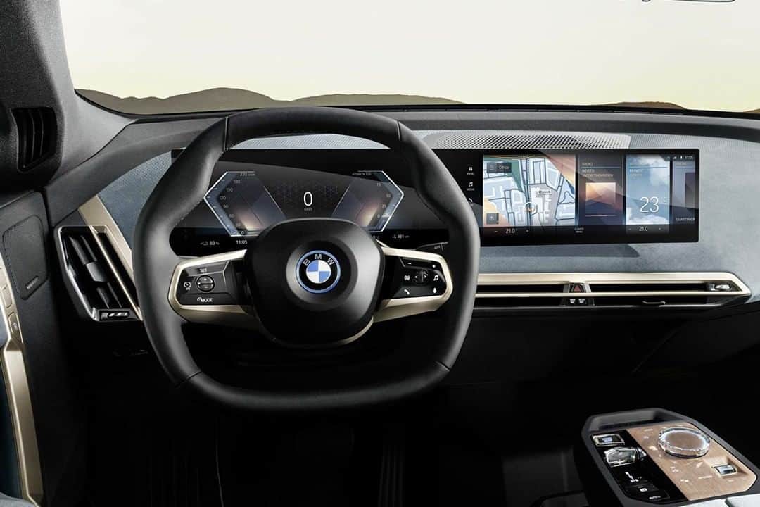 BMW Japanさんのインスタグラム写真 - (BMW JapanInstagram)「新世代の顔。美と知と力を備えた、ニューBMW iX。  このニューBMW iXの強い個性を造り上げるのは、特徴的なキドニー・グリルとミニマルなデザインのSAVを融合させたモノリシック・デザイン。 これにより逞しさと同時にエレガントで洗練されたスタイルを手にしました。  インテリア・デザインは最先端のテクノロジーと上質でプレミアムな雰囲気がひとつになり、かつてない空間をあなたにもたらします。  レーシングの世界からインスパイアされた、ヘキサゴナル・デザインのステアリング・ホイールを初採用し、走行時の情報を捉える視野を最適に確保するだけでなく、乗降時の快適性にも優れています。  目を引く独創的なディテールの奥に、目に見えないインテリジェンスが息づいているのです。  @bmwjapan アカウントのトップからURLをタップ。公式Webサイトより、詳細をご覧いただけます。  #変わらない理由なんかない #THEiX #BMW #BMWJapan #駆けぬける歓び」1月20日 17時00分 - bmwjapan