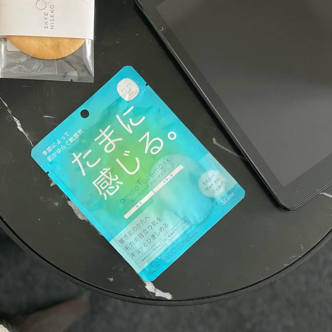 SunSmile(株式会社サンスマイル) 公式のインスタグラム：「急に花粉で肌が弱っている方いません？😭. . . わたしも肌がなんだか揺らぎがち。。。 . . たまに感じる敏感肌用のフェイスマスク‼️. . . . 『アミノヴェール フェイスマスク ウォータージェルタイプ』は敏感肌のかたへ毛穴が目立つ肌をキュっとひきしめるやさしいマスクてます❤️. . . 肌の癒され時間を👏. . .」