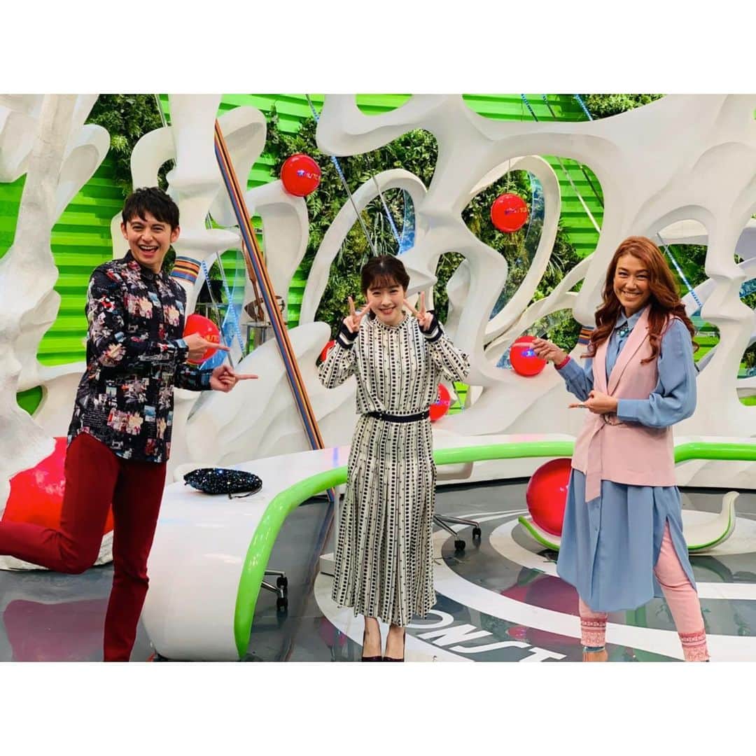 ハリー杉山さんのインスタグラム写真 - (ハリー杉山Instagram)「36才になりました🕺🏻 そして一番最初に祝ってくださったのがLiLiCoさん💃🏻先週のハリポ聞いた皆さんはわかりますよね？💃🏻 まんまとドッキリされましたね...まんまと...笑 そして毎年恒例の @desigual シャツのプレゼント！早速ノンストップ！で着ちゃいまーす🐥  36才になって思うこと。幸せの感じ方が変わりましたね^_^ なんでしょう。笑顔でいられることがいかに素敵なことか。先日15年ぶりに高校の同級生達とオンラインで会ったときに、色んなことがあっても、15年越しの彼らの笑顔からとてつもない力をもらいました^_^  皆さんの日々がどうか少しでも穏やかになりますように！  Best wishes, massive thanks and a sprinkle of love to all you gems all over this world during these chaotic times🥳❤️  あ！そして長年ノンストップ！でご一緒の三上アナ結婚しました！ブチ上げです！谷岡アナ、久代アナ、三上アナ、ノンストップ！ファミリーが次々と！！めでたい！ めでたすぎる！ハッピィネスは伝染しますね〜 congrats!」1月20日 17時02分 - harrysugiyama