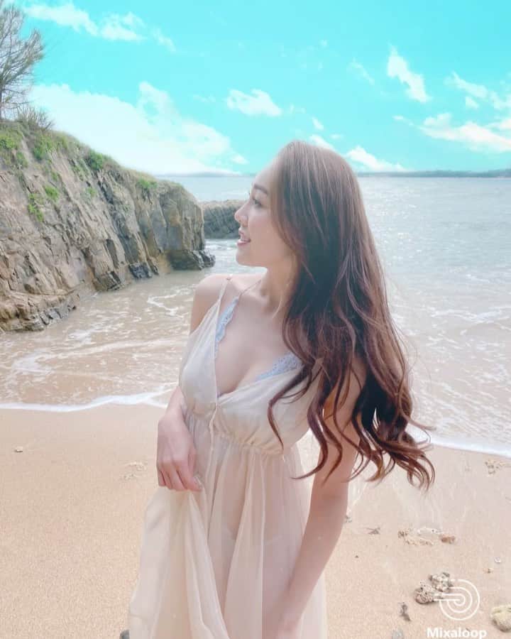 石田安奈のインスタグラム：「お知らせです❤️ 「ANNA AND YOU」 1stイメージDVDが発売される事になりました〜💖  わぁ〜❤️いや〜ん❤️ 待望1stDVD😍  ‪初めてのDVDは上品、ナチュラルビューティーなイメージです❤️ 沢山の方の手に届きます様に🥺❤️  DVDの発売記念イベントにつきましては、 開催の予定はございますが、昨今のコロナウイルス感染拡大防止の観点から、状況を見ての開催とさせていただくため、 詳細の告知は当面見送らせていただきます😭 皆さんと会っていろんな感想聞きたいけどこの時期ではなかなか厳しいのかな🥺 まずは手に取ってぜひ皆さんの癒しになれたらいいな❤️  #インスタグラビア#グラビア #グラビア撮影 #大人グラビア #ANNA&YOU #DVD #上品　#アイドル」