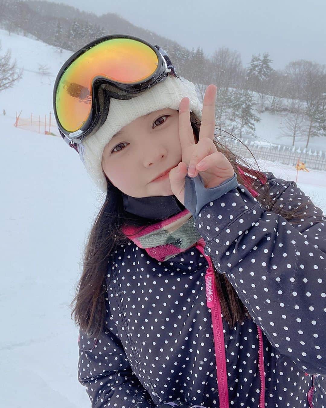 本郷柚巴のインスタグラム：「何年ぶりかなぁ  昨日久しぶりにスノーボードしてきた🏂💕  勘を取り戻すのに1日じゃ足らなかった笑  天気が少し悪かったけど楽しかったなぁ🏔  ちなみに筋肉痛はなし😄✌🏻 次行けるのは何年後かな笑  今はスノーボード中も、しっかりマスクしてソーシャルディスタンスですからね😷❄️  #おじろスキー場🎿」