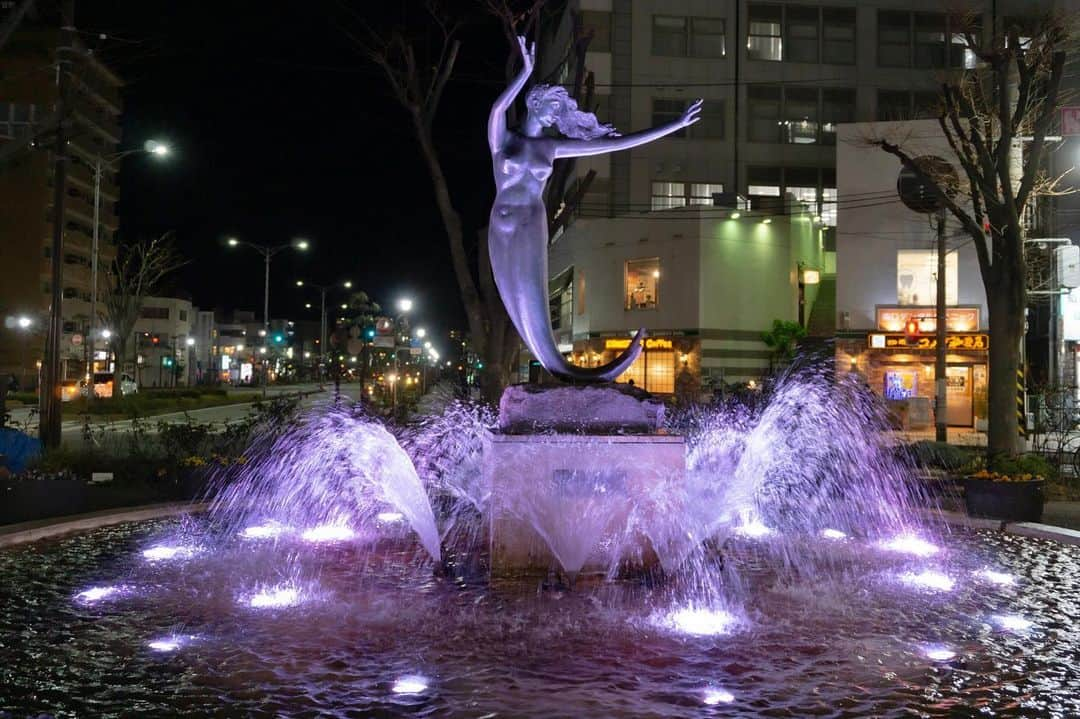 平塚市さんのインスタグラム写真 - (平塚市Instagram)「* 南口の噴水ライトアップは 月ごとに色が変化します。 １月のカラーは冬らしいホワイト！ *** #手をつなぎたくなる街 #hiratsukagood #hiratsuka#平塚 #kanagawaphotoclub #平塚駅#駅#駅前 #平塚駅南口#南口 #噴水#⛲ #人魚像#海の讃歌 #ライトアップ #ホワイト#white #週末の過ごし方 #日々#暮らし #instagramjapan#igersjp」1月20日 17時04分 - hiratsukagood