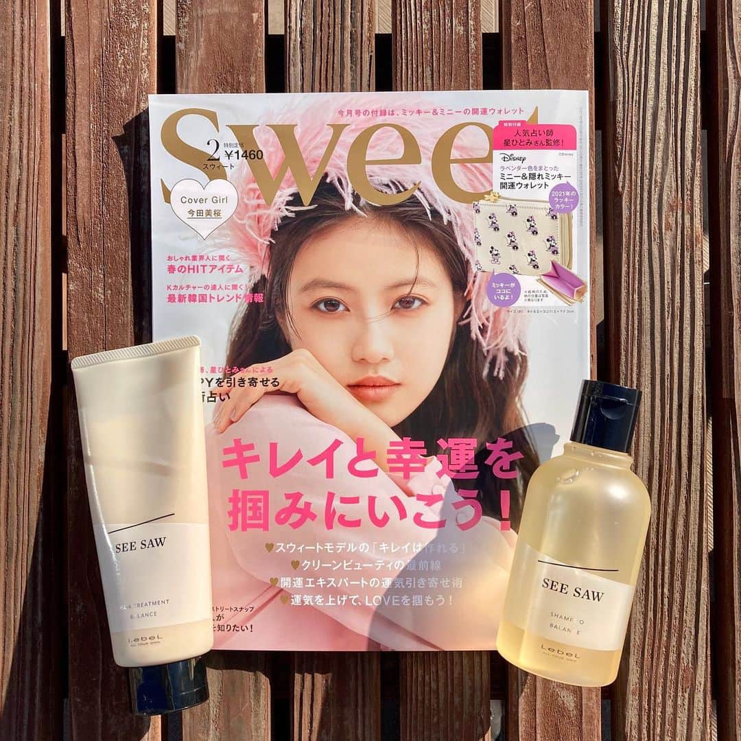 のインスタグラム：「【 掲載情報 】 Sweet 2月号 「スウィートモデルのキレイのヒミツ、教えて！」の記事内で野崎萌香さんのハマっているものとしてSEE/SAWをご紹介いただきました！  また、こちらのSEE/SAWから、2月20日に数量限定で「Spring Note 21」が発売します！  大好評の香調はそのままに、春特有の不快物質（PM2.5、花粉、黄砂など）の付着を抑えるなど、春ならではの限定機能も備えました🌸  ▼限定品について詳しくはこちら https://www.seesaw-hair.com/news/products/springnote21/  #seesaw  #seesawで艶髪  #ツヤ髪  #艶髪   #moii #theo  #materia #edol #luviona  #サロン専売品 #シャンプー #トリートメント #ヘアケア #髪質改善 #ヘアケア用品 #美容好きな人と繋がりたい #美容師さんと繋がりたい #美容師 #理容師 #美容学生 #おうち美容 #おこもり美容 #雑誌掲載 #sweet #野崎萌香 #限定品   #LebeL #ルベル #takarabelmont #タカラベルモント」