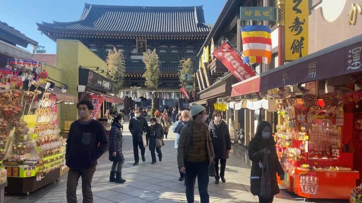 東京DANDYのインスタグラム：「My friend’s approaching their yakudoshi (unlucky years) so we went to Kawasaki Daishi for a (socially distanced) ceremony to ward off bad luck and demons.   The ages considered unlucky yakudoshi years are 25, 42, and 61 for men, and 19, 33, and 37 for women. But there are regional variations and the age is usually calculated by the traditional Japanese system as being 1 from birth.   I’m not religious nor overly superstitious, but I believe in energy flows and this was good vibes.   (Also, did the iOS update alter color saturation??)   #厄年 #yakudoshi #goodluck #japan #川崎大師 #temple」