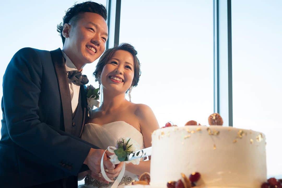 のインスタグラム：「🎂 はい🌟皆さんに笑顔をプレゼント ・ ・ ・ おふたりの大切な方たちに 結婚の報告をする1日 そのカタチはひとつだけではありません 『おふたりらしさ』 に感謝の想いを込めた オリジナルウエディングを 一緒につくりましょう ****************** パーティーのお問い合わせは プロフィール欄のURL公式HPからどうぞ🎵 Heritage Bridal Collection forty three（フォーティスリー） https://fortythree.official-wedding.jp/ ☎︎0120-172-050」