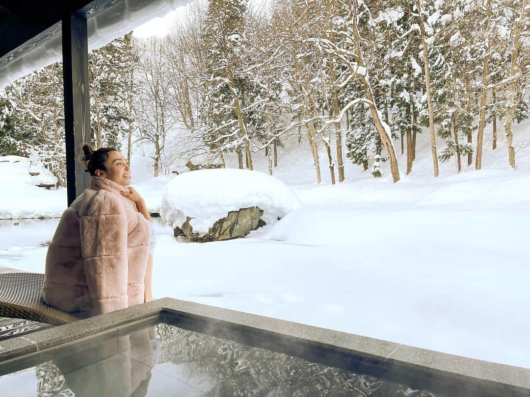 エミ・マイヤーのインスタグラム：「Adventure to #winterwonderland in #yukiguni ☃️ 🧖‍♀️雪国に来ました！#龍言」
