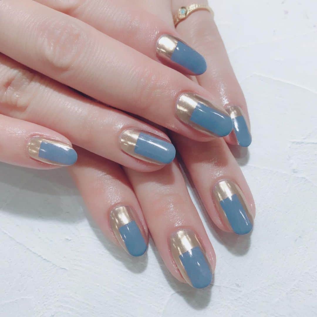 なかやまちえこのインスタグラム：「グレーとブルーの間。⠀ ⠀ #nail #nails #nailart #ネイル #美甲 #ネイルアート  #japanesenailart #manucure #japanesenails #manicurist #gelnails #أظافر #네일아트 #미용 #vẽmóng #ngườiđẹp  #เพ้นท์เล็บ #искусствоногтя #artedeuñas #เพ้นท์เล็บเจล #ジェルネイルデザイン #ネイルデザイン #senikuku #nagelkunst  #ミラーネイル #mirrornails #silentsiren #ひなんちゅ @hinaofficial0313」