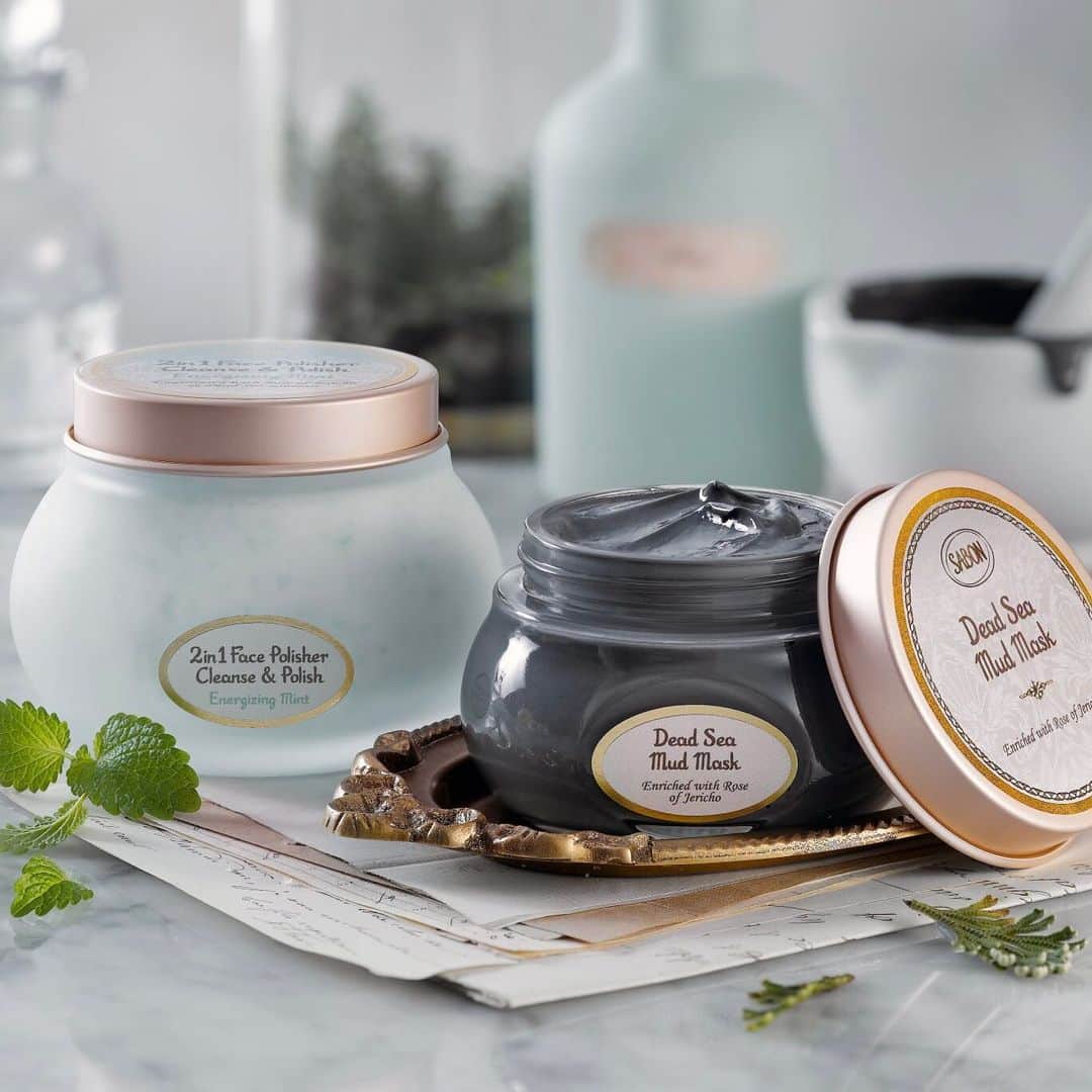 SABON Japanさんのインスタグラム写真 - (SABON JapanInstagram)「【デッドシーマスク 待望の再入荷！】 好評につき公式オンラインにて完売をしていた「デッドシーマスク」。本日再入荷をしました。※1/23(土)からの発送となります。  ＜SABONのおすすめ毛穴ケア＞ 長いマスク生活により汗や皮脂などで毛穴汚れや黒ずみ*が気になったり、肌の調子が悪いなと感じる方も多いはず。*古い角質による﻿ そこで、古い角質によるゴワつきを残さないためにも、毛穴ケアにおすすめのケアが、毛穴の目立たない柔肌を1品で叶える、2in1スクラブ洗顔"フェイスポリッシャー"と死海の泥で澄みきったピュア肌に整える集中美容マスク"デッドシーマスク"の合わせ使い。﻿ ﻿ 植物由来のスクラブを使用したフェイスポリッシャーで、約1分程度優しくマッサージ後に洗い流すことで、潤いを保ちながら不要な角質を優しくオフし、キメを整えます。﻿ ﻿ 肌の汚れをしっかり落としたあとは、死海の泥で集中パックを。﻿ なめらかで心地良いテクスチャーの泥が、肌にピタっと密着し、塗っただけでも肌が引き締まるような感覚に。﻿ 死海の泥*が皮脂汚れを吸着してくすみを一掃、明るい肌に整えます。また、ジェリコローズ**が肌に潤いを集めます。 *シルト（整肌）**アンザンジュエキス（保湿）﻿ ﻿ 本格的な乾燥シーズン。是非一度ご体験ください。  ＊現在再度完売中です。再入荷し次第改めてお知らせいたします。(1月23日時点)  ﻿ #sabon#フェイスポリッシャー#デッドシーマスク#スクラブ洗顔#毛穴ケア#毛穴#毛穴の黒ずみ#毛穴汚れ#スキンケア#フェイスケア#泥パック#死海の泥#朝洗顔#ミネラル#ヴィーガンコスメ#洗い流すパック#洗い流すマスク#SABONの泥パック#毛穴レス肌#角質ケア#陶器肌#集中美容マスク#集中美容#コスメ購入品#毛穴対策#洗顔#顔用スクラブ#ヴィーガン#植物由来」1月20日 17時12分 - sabon_japan