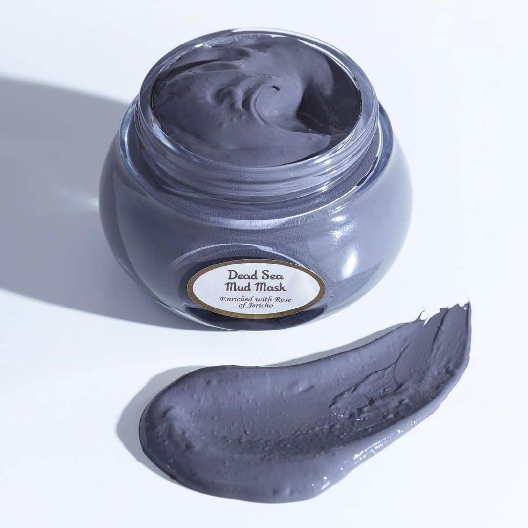 SABON Japanさんのインスタグラム写真 - (SABON JapanInstagram)「【デッドシーマスク 待望の再入荷！】 好評につき公式オンラインにて完売をしていた「デッドシーマスク」。本日再入荷をしました。※1/23(土)からの発送となります。  ＜SABONのおすすめ毛穴ケア＞ 長いマスク生活により汗や皮脂などで毛穴汚れや黒ずみ*が気になったり、肌の調子が悪いなと感じる方も多いはず。*古い角質による﻿ そこで、古い角質によるゴワつきを残さないためにも、毛穴ケアにおすすめのケアが、毛穴の目立たない柔肌を1品で叶える、2in1スクラブ洗顔"フェイスポリッシャー"と死海の泥で澄みきったピュア肌に整える集中美容マスク"デッドシーマスク"の合わせ使い。﻿ ﻿ 植物由来のスクラブを使用したフェイスポリッシャーで、約1分程度優しくマッサージ後に洗い流すことで、潤いを保ちながら不要な角質を優しくオフし、キメを整えます。﻿ ﻿ 肌の汚れをしっかり落としたあとは、死海の泥で集中パックを。﻿ なめらかで心地良いテクスチャーの泥が、肌にピタっと密着し、塗っただけでも肌が引き締まるような感覚に。﻿ 死海の泥*が皮脂汚れを吸着してくすみを一掃、明るい肌に整えます。また、ジェリコローズ**が肌に潤いを集めます。 *シルト（整肌）**アンザンジュエキス（保湿）﻿ ﻿ 本格的な乾燥シーズン。是非一度ご体験ください。  ＊現在再度完売中です。再入荷し次第改めてお知らせいたします。(1月23日時点)  ﻿ #sabon#フェイスポリッシャー#デッドシーマスク#スクラブ洗顔#毛穴ケア#毛穴#毛穴の黒ずみ#毛穴汚れ#スキンケア#フェイスケア#泥パック#死海の泥#朝洗顔#ミネラル#ヴィーガンコスメ#洗い流すパック#洗い流すマスク#SABONの泥パック#毛穴レス肌#角質ケア#陶器肌#集中美容マスク#集中美容#コスメ購入品#毛穴対策#洗顔#顔用スクラブ#ヴィーガン#植物由来」1月20日 17時12分 - sabon_japan