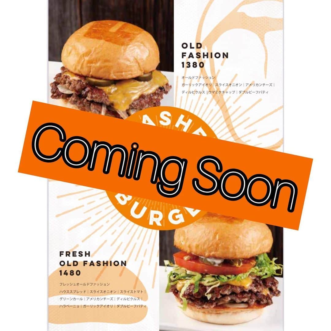 のインスタグラム：「. express店舗より 新商品のご紹介です💁🏻‍♀️🍔  レストラン店舗でも大人気の スマッシュバーガーシリーズの2商品がまもなくリリース開始です‼️  ・OLD FASHION （左） オールドファッション ¥1,380(税抜) （ガーリックアイオリ、スライスオニオン、アメリカンチーズ、ディルピクルス、ウマミケチャップ、ダブルビーフパティ）  ・FRESH OLD FASHION（右） フレッシュ・オールドファッション ¥1,480(税抜) （ハウススプレッド、スライスオニオン、スライストマト、グリーンカール、アメリカンチーズ、ディルピクルス、ハラペーニョ、ガーリックアイオリ、ダブルビーフパティ）  UMAMI  BURGERではお客様、ならびに従業員の安心安全のため  様々な感染症防止対策取り組んでいます。 もちろんお持ち帰りメニューも 充実していますので是非ご利用くださいませ🤲  #umamiburger #umamiburgerjapan #うまみバーガー #グルメバーガー #スマッシュバーガー #beef #お持ち帰り #テイクアウト #ハンバーガー #comigsoon #newitem #新商品」