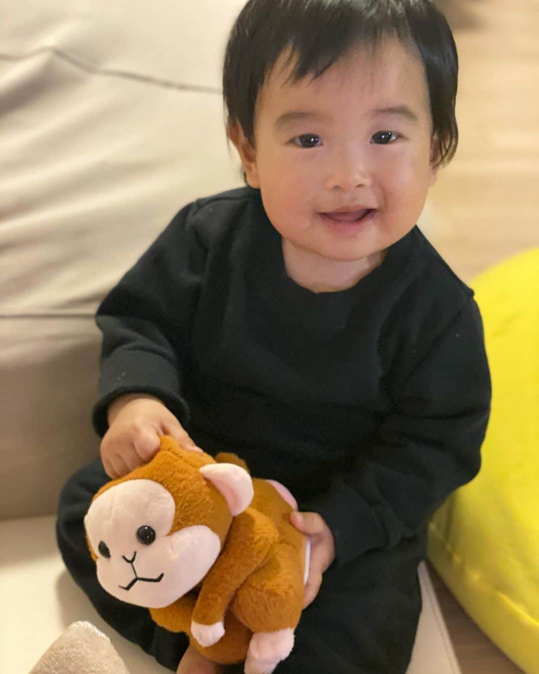 のインスタグラム：「息子が喋る言葉のメモ✍️﻿ ﻿ ・ママ﻿ ・ババ（パパ、おばあちゃん）﻿ ・ここ﻿ ・あっこ（抱っこ）﻿ ・バッバ（葉っぱ）﻿ ・あい（はい）﻿ ・いなない（いらない）﻿ ・ん（うん） ・わんわん ﻿ #1歳4ヶ月 #1歳男の子 #1歳育児﻿ #ちびけん」