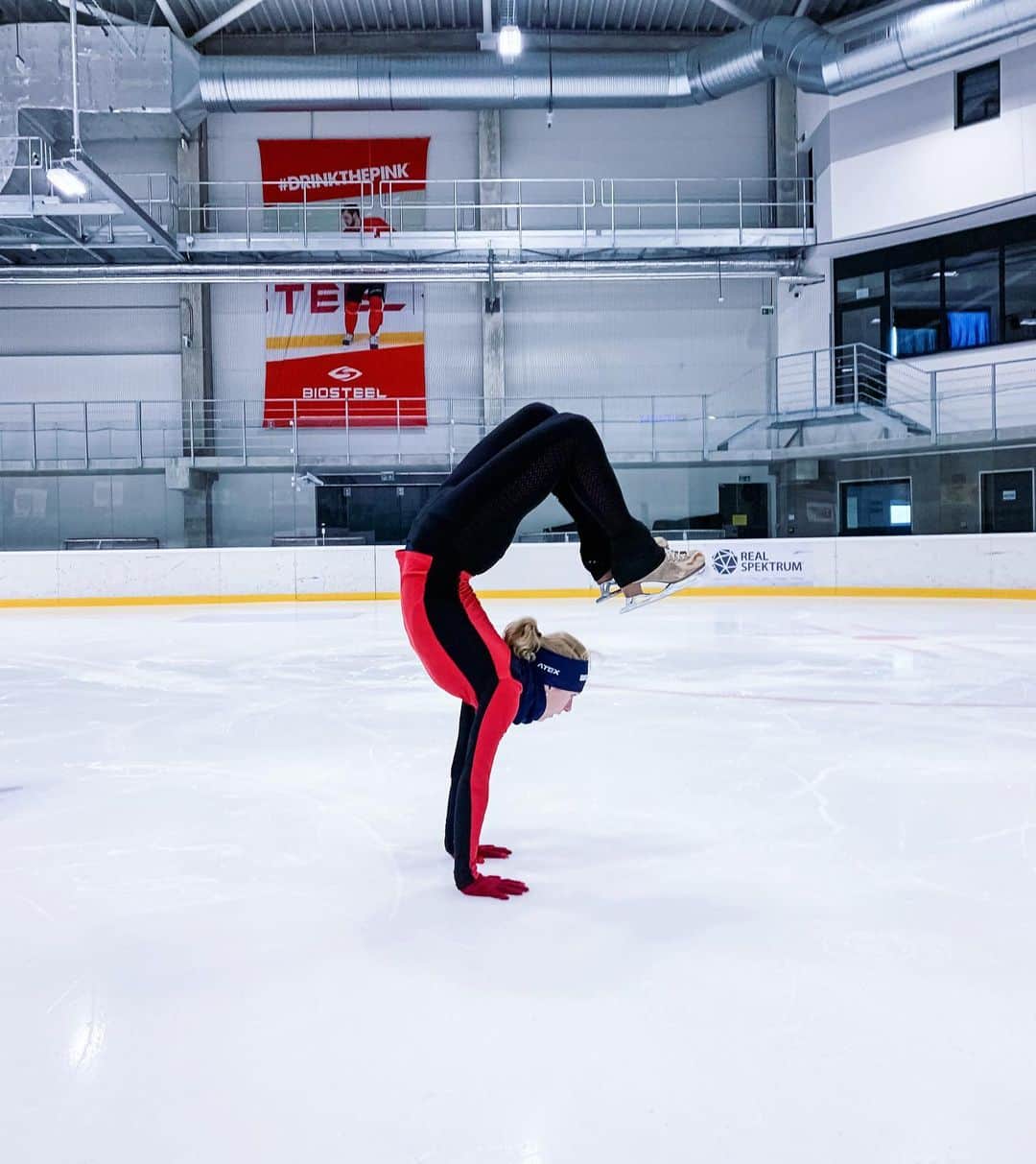 エリスカ・ブレジノワのインスタグラム：「Pořád tam ten základ gymnastiky přece jenom asi někde je 🤸🏼‍♀️  PS: Pozor na zuby, ten led klouže..😄#upsidedown #handstand #figureskating」