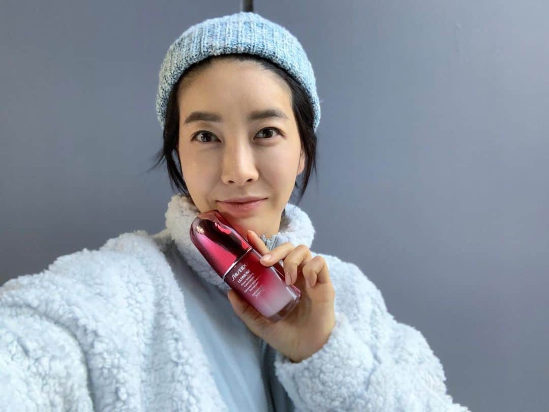 チン・ソヨンのインスタグラム：「. 안녕하세요 여러분   평소 제가 데일리로 매일 매일 쓰는것이기도 하여 소개해드리려구요 얼티뮨 세럼은 저의 최애 제품인데 저는 귀찮아서 여러가지 못발라요 😂 물 많이 2리터정도?드시고  요고 3일만 열심히 바르시면 수분 탄력 광채가 피부장벽을 세워서 아주 쫀쫀한 피부로 오래 유지가 되더라구요  피부 민감한 친구들에게도 권할수있어서 같이 쓰고싶은  제품이에요 보고싶은 제가 도자기녀라고 부르는 예쁜 세라미스트  이정은님께 추천합니다 @lje_ceramicartist 코로나 좀 가면 만나요 언니😭  #유료광고 #시세이도 #얼티뮨 #ALIVEwihtBeauty  @shiseido」
