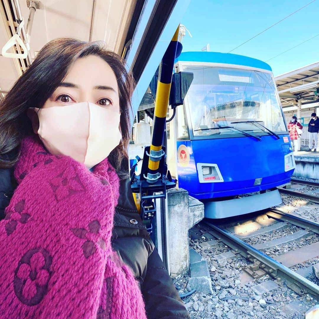 牛窪万里子さんのインスタグラム写真 - (牛窪万里子Instagram)「今日は久しぶりに世田谷線で移動。  可愛らしい車両に揺られ、車窓から青空を眺めながら、何だかほのぼのとしたひと時。  寒いので、しっかりマフラーで防寒。 マスクは２枚重ねて。 プロフィール @mariko_ushikubo   #路面電車 #世田谷線  #電車のある風景   #アナウンサー #元NHKキャスター #ライフスタイル  #マスク #マスク二枚重ね  #マフラー  #ファッション  #ルイヴィトン  #おしゃれさんと繋がりたい  #日々の活動  #マイクロインフルエンサー #インスタグラマー #instagood  #instadaily  #louisvuitton @louisvuitton」1月20日 17時19分 - mariko_ushikubo