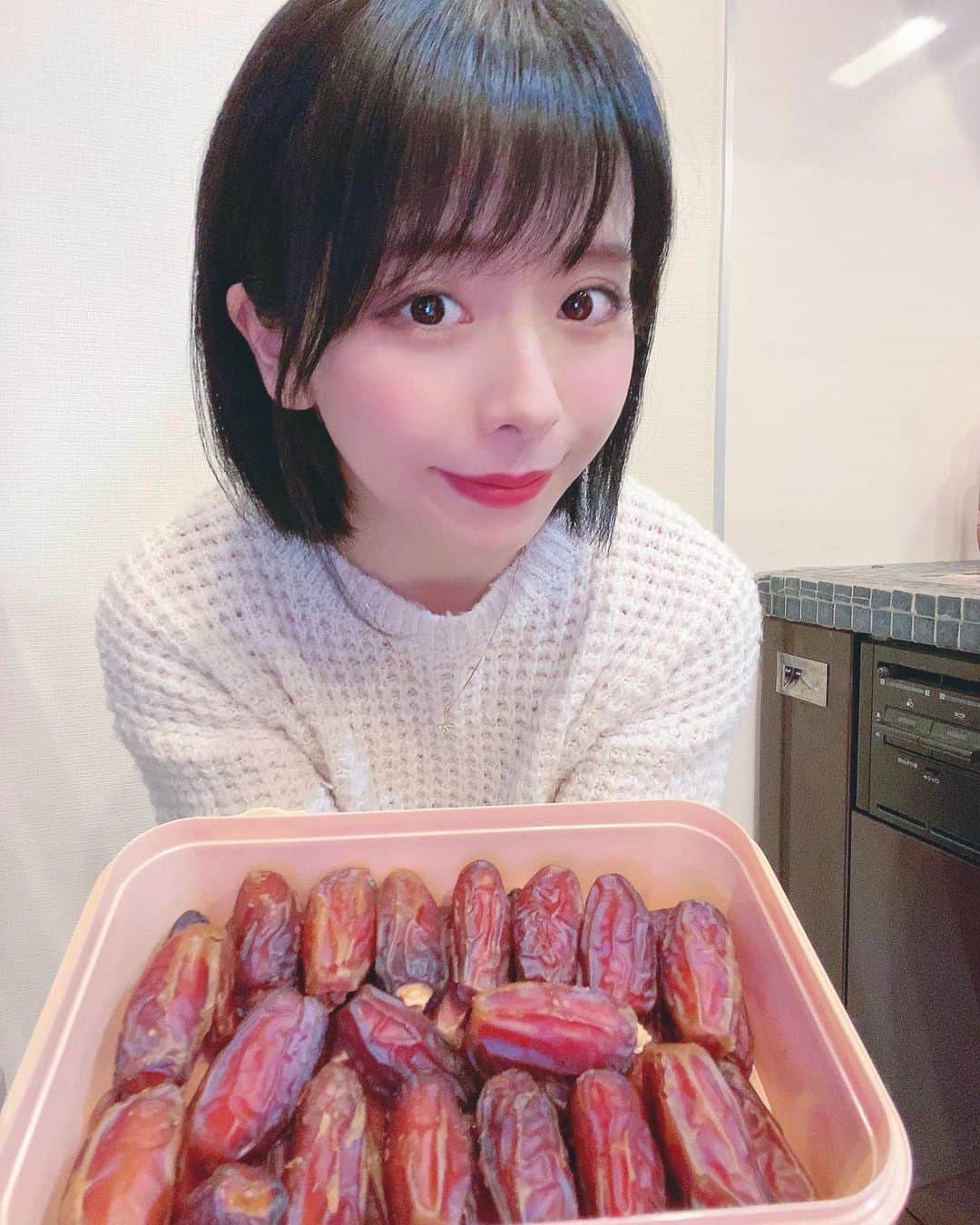 のインスタグラム：「dates🌴 I eat one grain every day ・ この頃毎日一粒デーツ食べてる♡ #dates #デーツ  私チョコすごく好きで 毎日食べてたんだけど デーツに変えてあんまり 食べなくなった🍫 チョコで包まれてたり ナッツ挟んであったり 加工されてるのも多いけど 何もない普通の食べてる🥰 日本だとあんまり食べてる人 少ないけど美味しいし とにかくとても甘いし ダイエットしてる時とか お菓子とか食べすぎなくて おすすめ♡♡ ・ ・ ・ ・ #ダイエット #ダイエットメニュー #ヴィーガン #スイーツ #ヴィーガンスイーツ #ドバイ  #美容 #腸活 #スーパーフード  #dubai #fruits #dryfruits  #visitdubai #sweets #veganfood  #vegansweets #vegan #diet #realfood #japanesegirl #egypt  #17live #150cm」