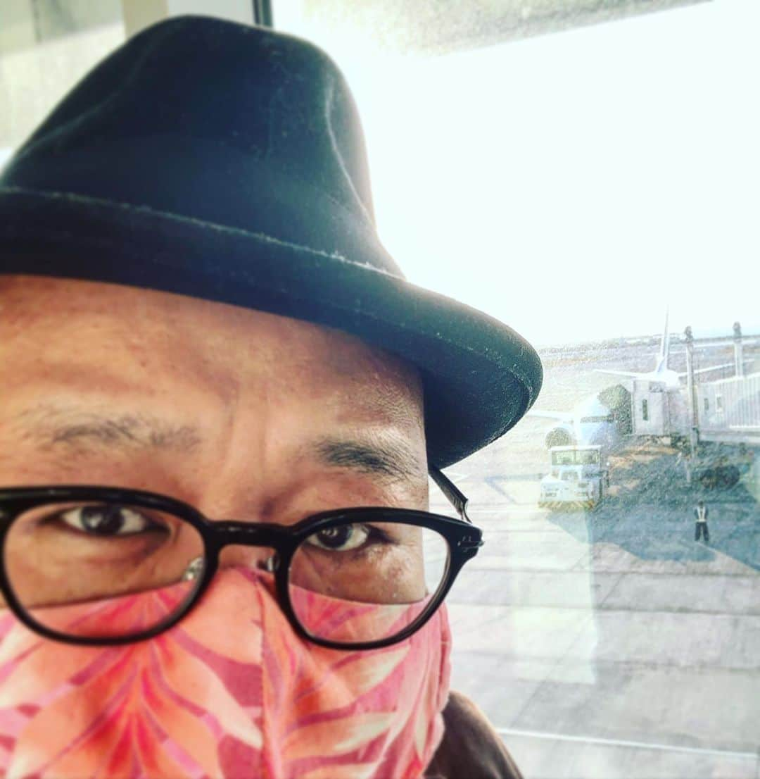 中沢ノブヨシさんのインスタグラム写真 - (中沢ノブヨシInstagram)「帰っても、 緊急事態宣言中だから、 いっその事、  ずーっといても良いかな？  と、ねばっていましたが、 こちらも本日から 緊急事態宣言になったので、  結局一緒だから、  帰ります！！  Go to使えるぐらい、 世の中が改善したら、 またすぐ来ます！！  #中沢ノブヨシ #中沢ノブヨシofficial #Trippin'outツアー #無事終了 #江川ゲンタ #竹内朋康 #大神田智彦 #宮古島 #宜野湾 #那覇 #石垣島 #緊急事態宣言 #soul #music」1月20日 17時21分 - nobuyoshinakazawa