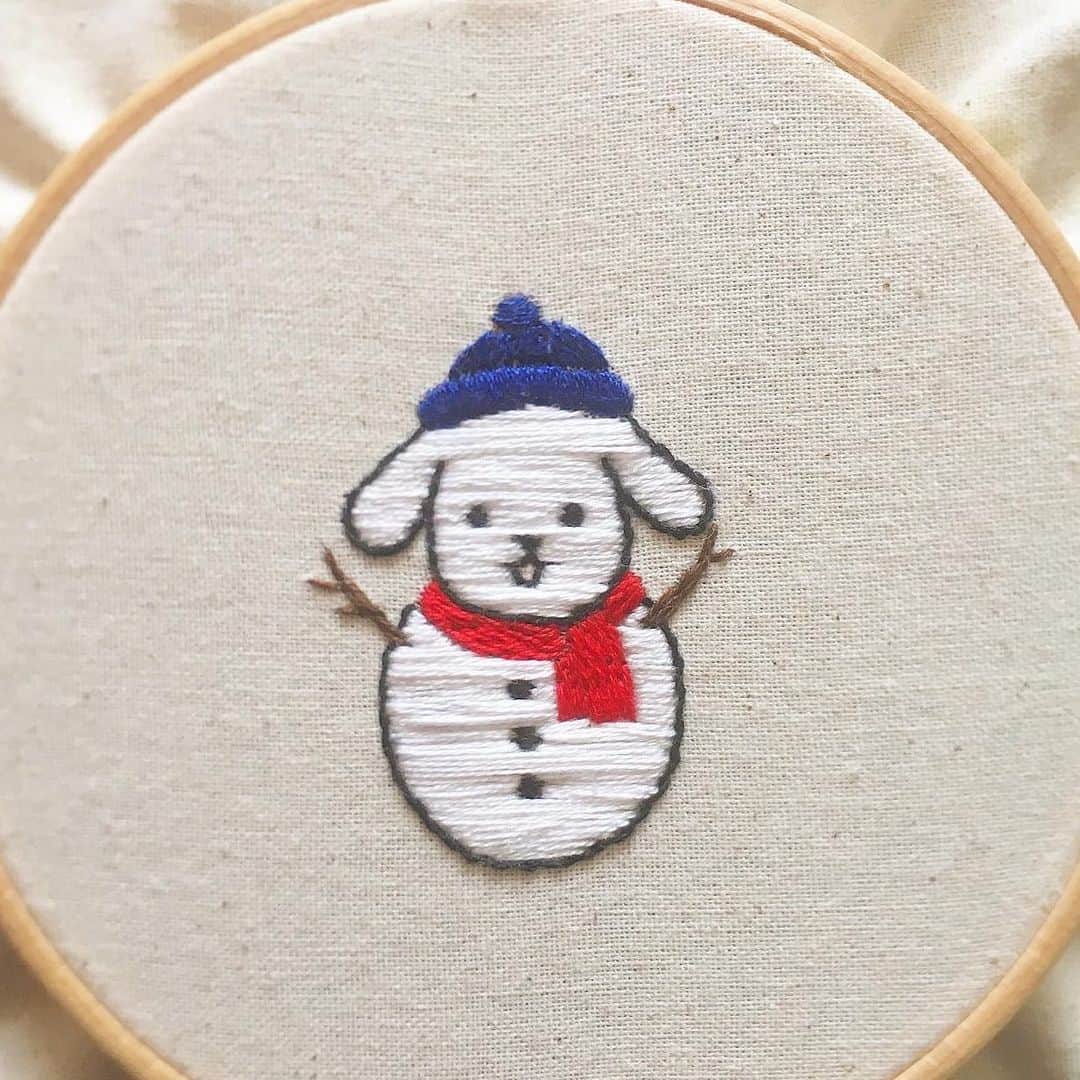 ダスキン ダス犬【公式】さんのインスタグラム写真 - (ダスキン ダス犬【公式】Instagram)「【アートdeダス犬♪ハンドクラフト企画】 @thefirst_stitch さんコラボでダス犬が雪だるまになって登場！ ニット帽にマフラーであったかそうな雪だるまダス犬。 みんなも暖かい格好をして寒い冬を乗り切ろうね! ！  #癖になるシュールな世界観 #雪だるまになってみた #ダス犬のおうちじかん  刺繍監修　@thefirst_stitch」1月20日 17時21分 - dusken_official