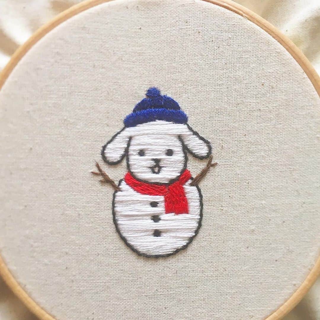 ダスキン ダス犬【公式】のインスタグラム：「【アートdeダス犬♪ハンドクラフト企画】 @thefirst_stitch さんコラボでダス犬が雪だるまになって登場！ ニット帽にマフラーであったかそうな雪だるまダス犬。 みんなも暖かい格好をして寒い冬を乗り切ろうね! ！  #癖になるシュールな世界観 #雪だるまになってみた #ダス犬のおうちじかん  刺繍監修　@thefirst_stitch」