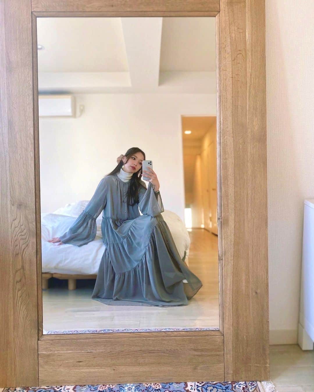 のインスタグラム：「寝室のベッドの足元側に スペースがあったので 大きな鏡を買いました☺️❤︎❤︎ 木枠が太めで可愛い〜のです☺️ 足元にドライフラワーとか飾ろうかな🥀 ゆっくり集めていこ〜🥀 ㅤㅤㅤ #ベットルーム#全身鏡#bedroom#bedroomdecor#bedroomdesign #aulaaila」