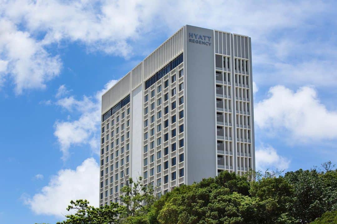 Hyatt Regency Naha Okinawaのインスタグラム：「緊急事態宣言に伴う、館内施設営業時間変更のご案内 (1月22日~2月7日)  沖縄県の緊急事態宣言に伴い、下記の通り館内施設の営業を行って参ります。感染拡大防止を徹底すべく行政の指示のもと、引き続き安全対策を講じて参ります。  変更期間：2021年1月22日(金)～2021年2月7日(日)  【the lounge】 11:30-20:00 (L.O 19:00)  【sakurazaka】 朝食 7:00 - 10:00 ランチ 12:00 - 15:00 (L.O 14:30） 土曜日・日曜日はブランチ営業にて対応させて頂いております。  【MILANO|GRILL】 17:30-20:00（L.O 19:00） ※ コースオーダー（L.O 18:00） 18:00以降はアラカルト対応になります。  【the bar】 終日クローズ  【リージェンシークラブラウンジ】 7:00 - 20:00 ※朝食は全て、2F sakurazakaにて対応させて頂きます。 ※オリオンビール飲み放題サービスは11:00 -19:00とさせて頂きます。 ※カクテルタイムは 17:00-19:00 となります。  【十割そば 山楽】 ランチ 11:30-15:30（L.O 15:00） ディナー 17:00-20:00（L.O 19:00）  【ルームサービス】 17:30-19:00 (限定メニュー)  ☑️クラブラウンジを含め、各店舗でのアルコール類のご提供は11:00～19:00までとさせて頂きます。 ☑️20:00までにご退店いただきますようお願いいたします。 ☑️上記期間内１階のHY DELIでのケーキ販売は中止とさせて頂きます。  尚、上記営業内容と営業時間は状況により予告なく変更となる場合がございますので、予め了承下さい。  お客様にはご不便をお掛け致しますが、何卒ご理解とご協力を賜りますようよろしくお願い申し上げます。」