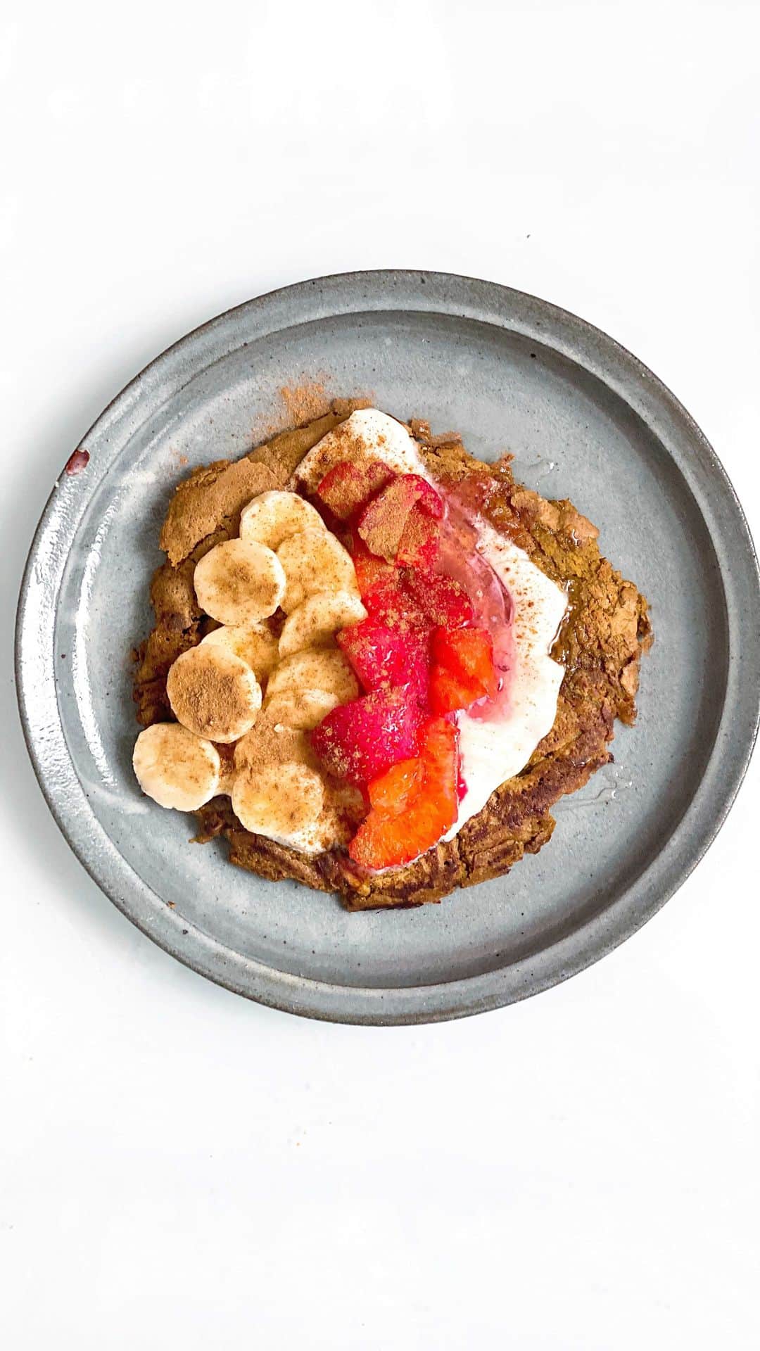 ケリーのインスタグラム：「高タンパクベジタリアンパンケーキ🥞🍓😋 ・  材料 オーツ　　　　　　　　　　　　30gr 植物ミルク　　　　　　　　　　100ml 卵　　　　　　　　　　　　　　1個 チアシード　　　　　　　　　　小さじ1 ゴールデンミルク　または　 ターメリック(なくてもOK🙆‍♀️) 小さじ1  植物プロテインパウダー　　　　1 スクープ  ＊全ての材料をブレンダーに加え、滑らかになるまで攪拌。 フライパンにココナッツオイルを少々敷いてフライパンしっかり熱した、生地を入れ弱火で2〜3分ほど焼きます。  裏返したらフタをして２分ほど蒸し焼き、竹串などで刺して何もついてこなければ完成です😉 ・ ＊ソイヨーグルト、バナナ、いちごまたは好みのフルーツ、 上にシナモンパウダー、はちみつかメイプルシロップをかけて、召し上がれ😃🥞🍓💗  High Protein Vegetarian Pancake 🥞   Ingredients  30gr Oats  100ml Plant Based Milk 1 Egg 1 tbsp Chia Seeds 1 tbsp Golden Milk or Turmeric (option) 1 scoop of Plant Based Protein ( I use Garden of Life)   *in the Blender add all the ingredients and blend until smooth. Heat a bit of coconut oil on a frying pan pour the pancake mix and cook for 2-3mits. Turn over the pancake cover with a lid and cook for another 2 mits.  ・ Serve with soy yogurt,banana,strawberries or your favorite fruits topping with cinnamon and a bit ir honey or maple syrup🥞🍓 ・ #kellysrecipebitoremeshi  #ケリーレシピ美トレめし  #美トレめし」