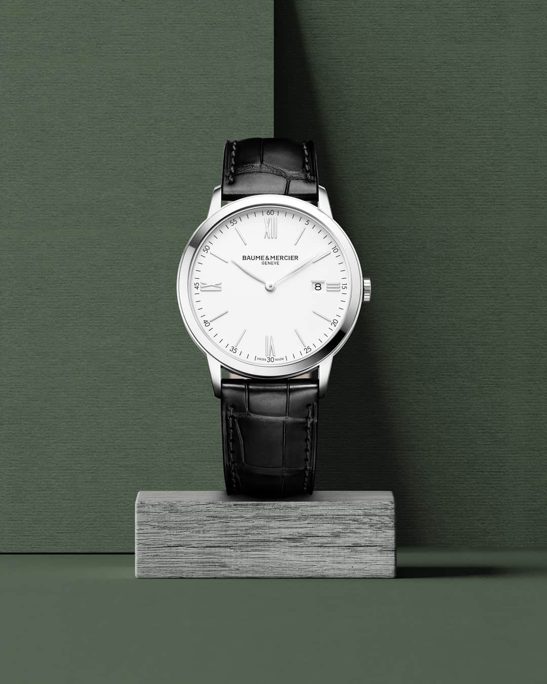 ボーンメルシーのインスタグラム：「Shaping simplicity.  -- Classima 10323 40mm, Quartz, Rhodium-plated hour and minute hands, 5 ATM water resistant, Black calfskin strap  -- #BaumeEtMercier⁣⁣ #Swissmade⁣⁣ #Watchmaking⁣⁣ #WatchOfTheDay⁣⁣ #Watches⁣⁣ #Classima #Design #Instawatch」
